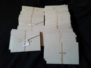 Envelope em Papel Cimento Fratos com etiqueta personalizada e fechamento com Palha da Costa