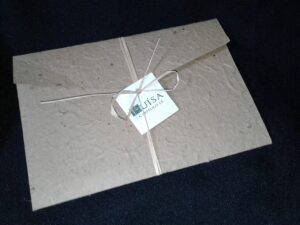 Envelope em Papel Cimento Fratos com etiqueta personalizada e fechamento com Palha da Costa