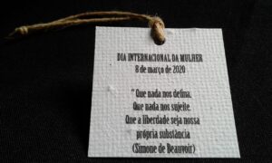 Tag 60x60mm com furo e barbante de Rami em Papel Semente Fratos comemorativa ao Dia Internacional da Mulher
